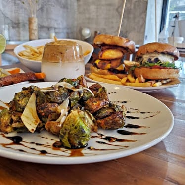 Industriel Urban Farm Cuisine