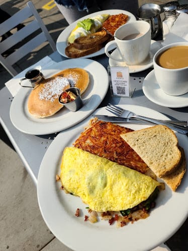 Toast Eatery — Restaurant Food And Dining Photo