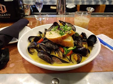 Union District Oyster Bar & Lounge — Restaurant Food And Dining Photo