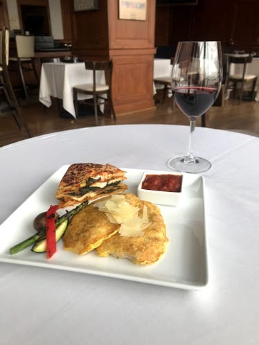 Cadillac Cafe at The Detroit Opera House — Restaurant Food And Dining Photo