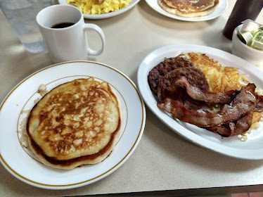 Behr Den Restaurant — Restaurant Food And Dining Photo