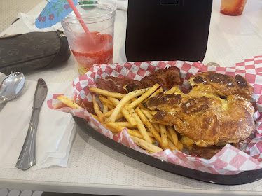 Lea Lea"s Gourmet Dogs