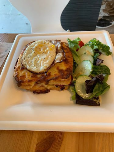 Le Louvre French Cafe