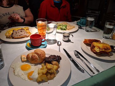 Le Petit Triangle Cafe