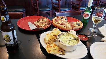 Minsky's Pizza — Restaurant Food And Dining Photo