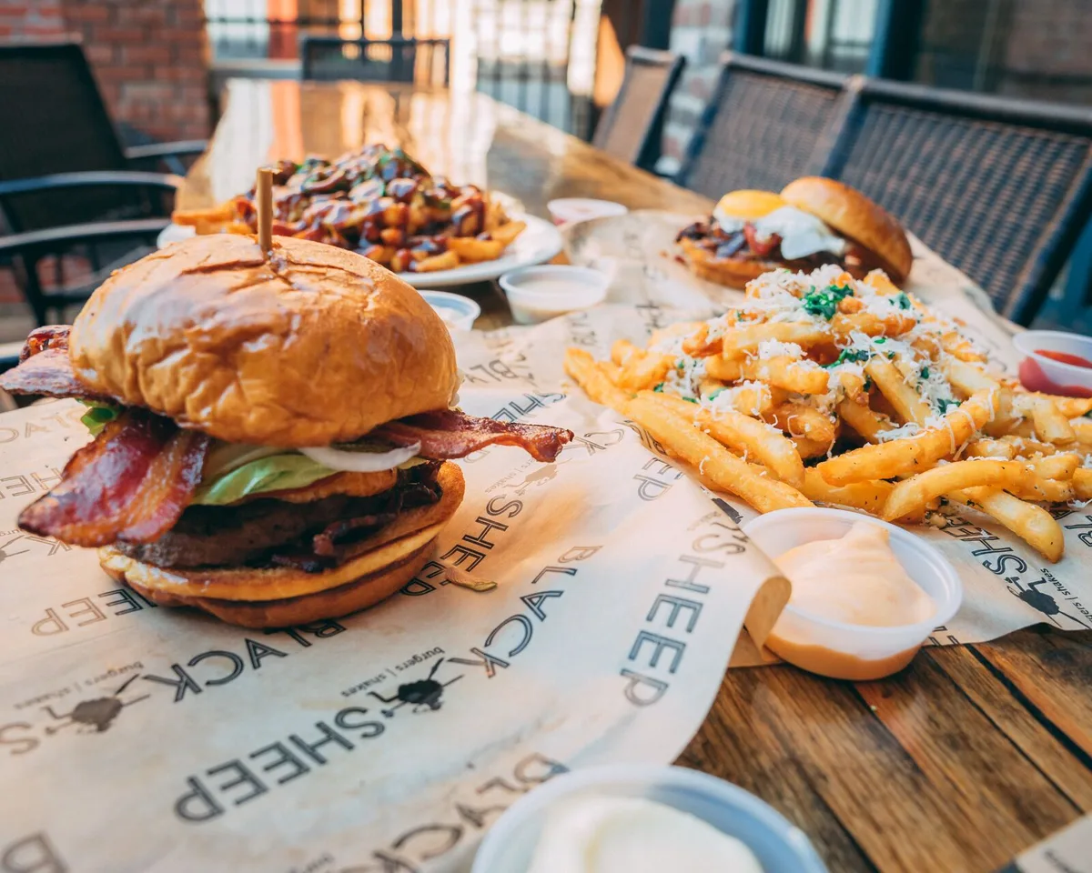 Black Sheep Burgers shakes rock n roll: Restaurant Photograph