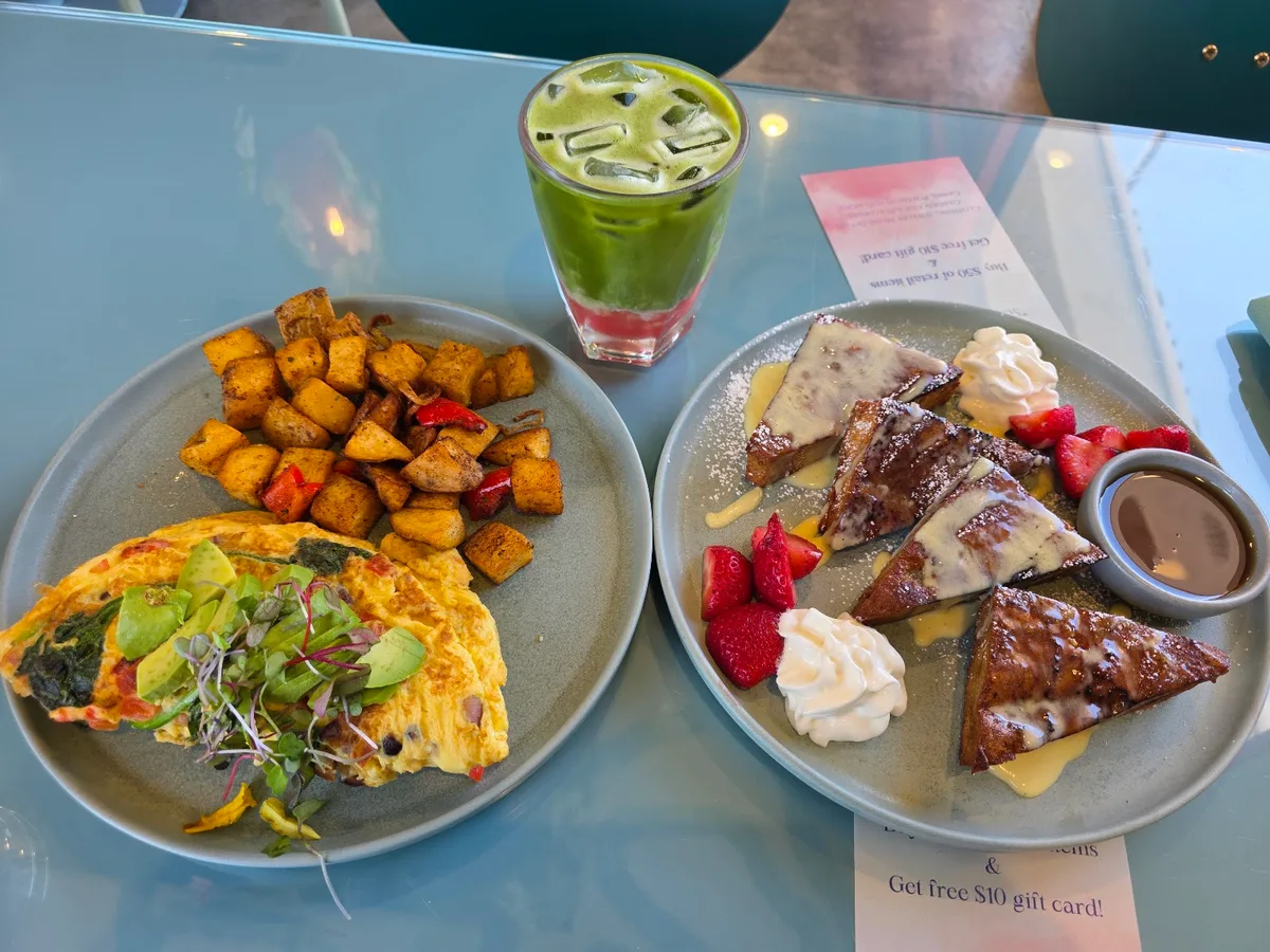 Aura Gardens: Restaurant Photograph