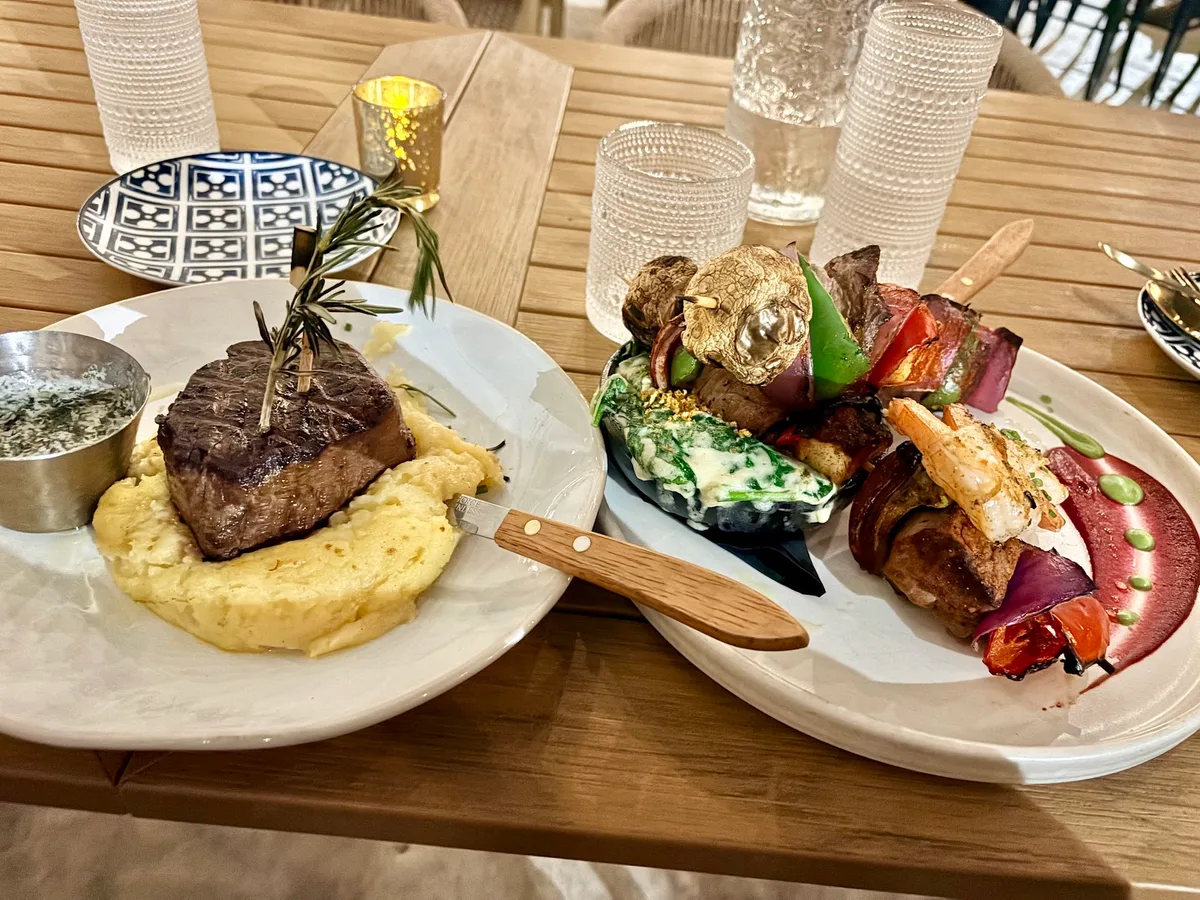 Gallery 41 Water's Edge Grill: Restaurant Photograph