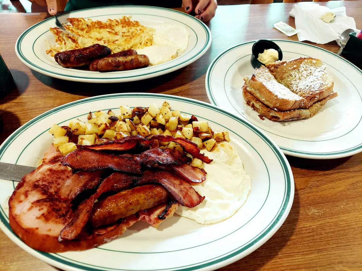 Lumberjacks Restaurant: Restaurant Photograph