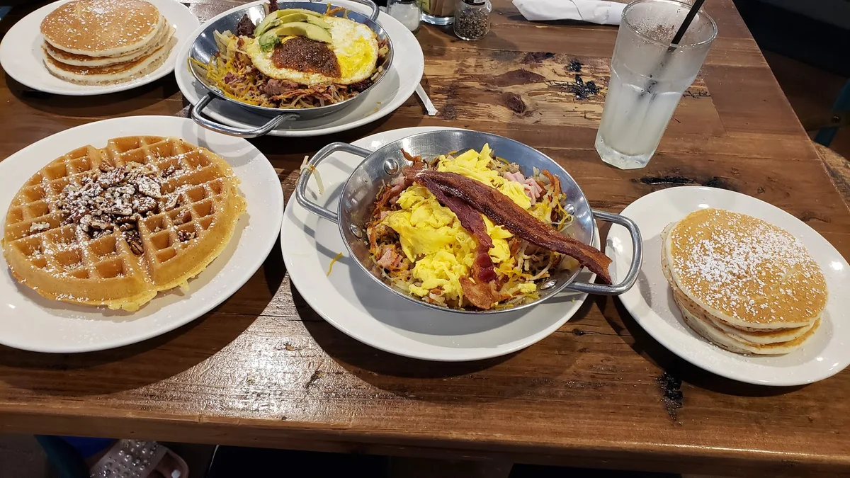 Starwood Cafe: Restaurant Food And Dining Photo