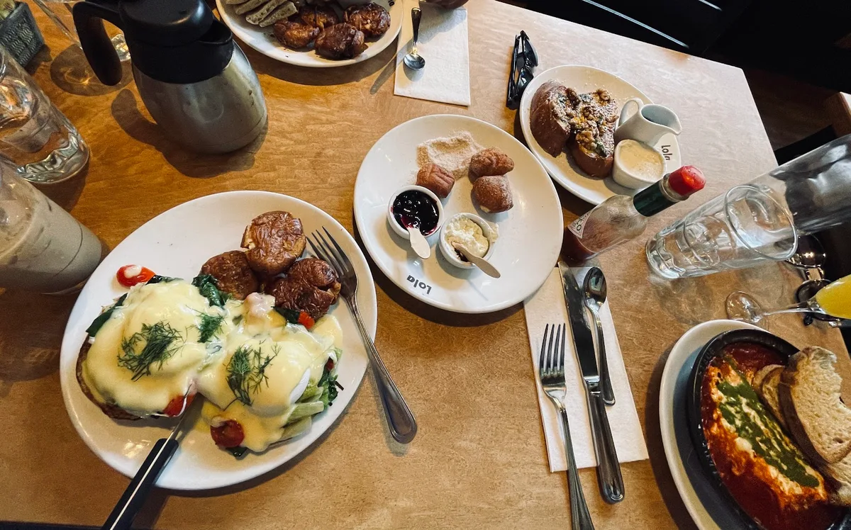 Lola: Restaurant Photograph