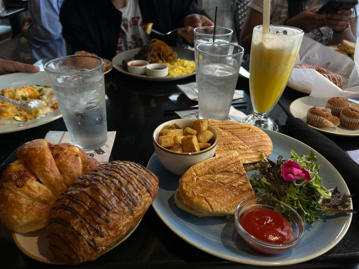 Corner Cafe: Restaurant Photograph