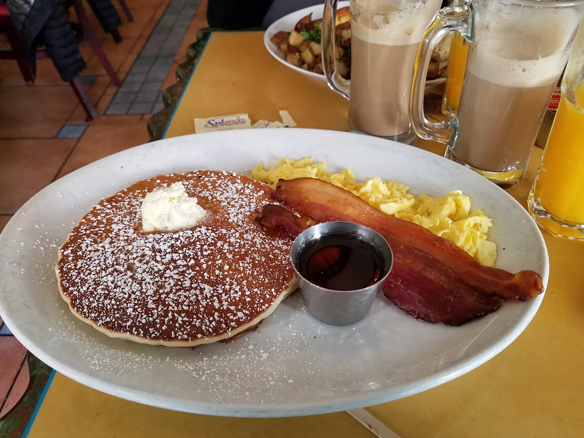 Honey Honey Cafe & Crepery.: Restaurant Photograph
