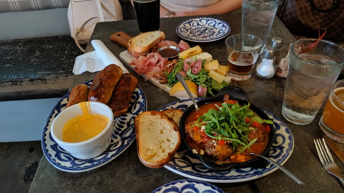 Piggy's Kitchen & Bar: Restaurant Photograph