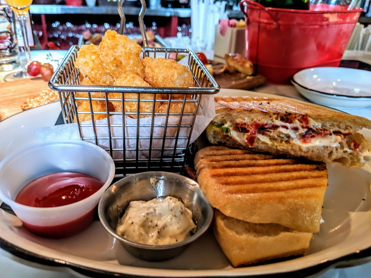 Cheesetique Del Ray: Restaurant Photograph
