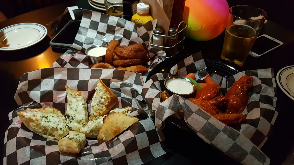 Michael's Pizza - Bar and Grill: Restaurant Photograph