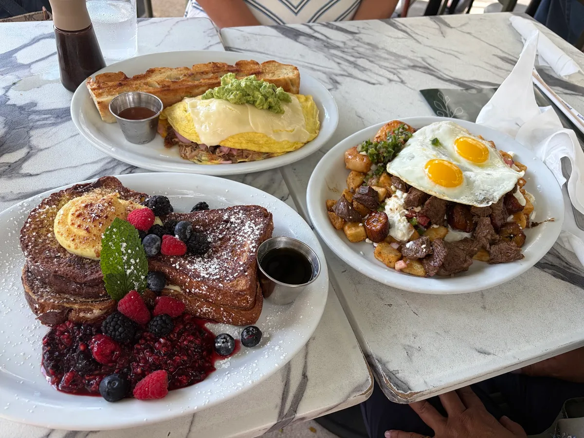 Bistro Café: Restaurant Photograph