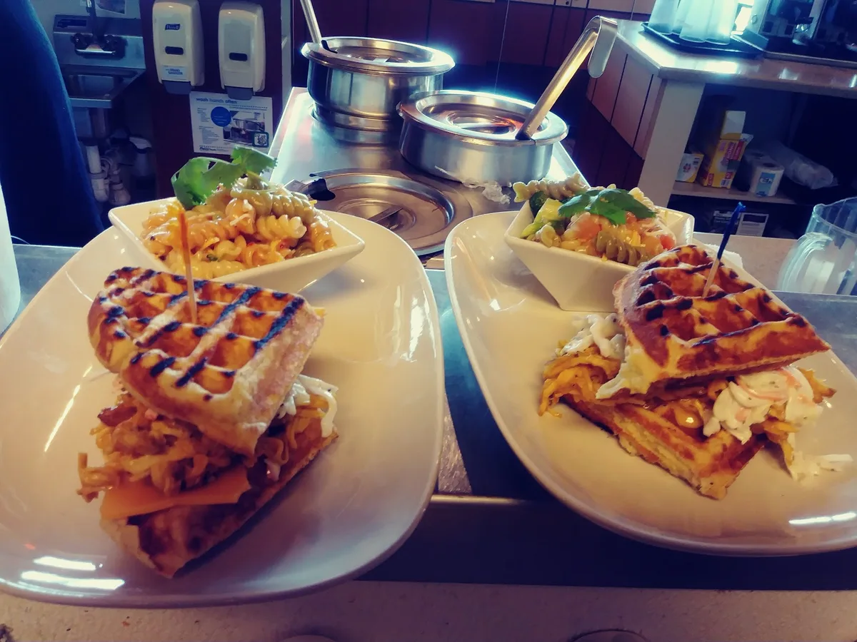 Lincoln Cafe: Restaurant Food And Dining Photo