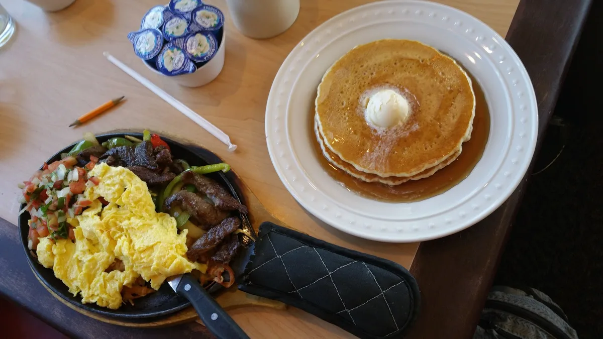 Lucky Roxy's Cafe: Restaurant Food And Dining Photo