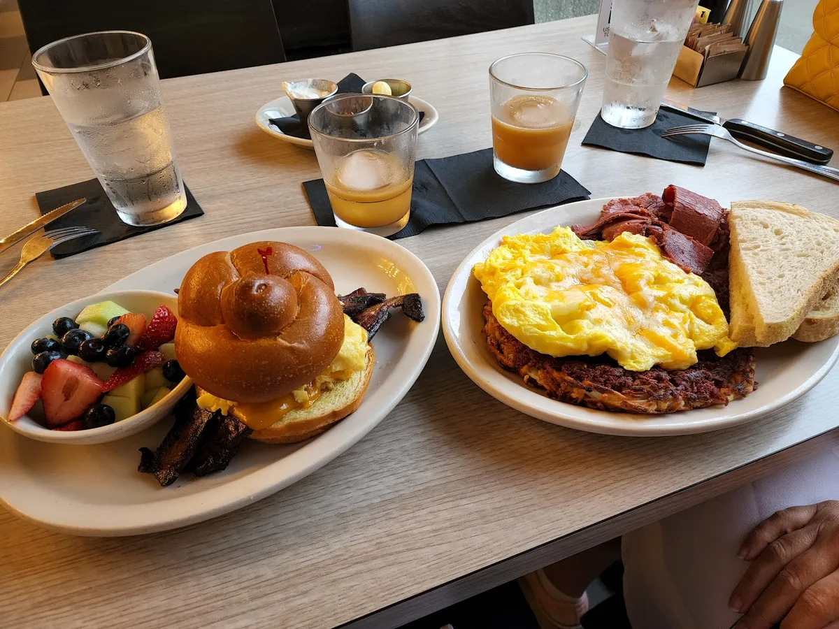 Top Hat Deli: Restaurant Photograph