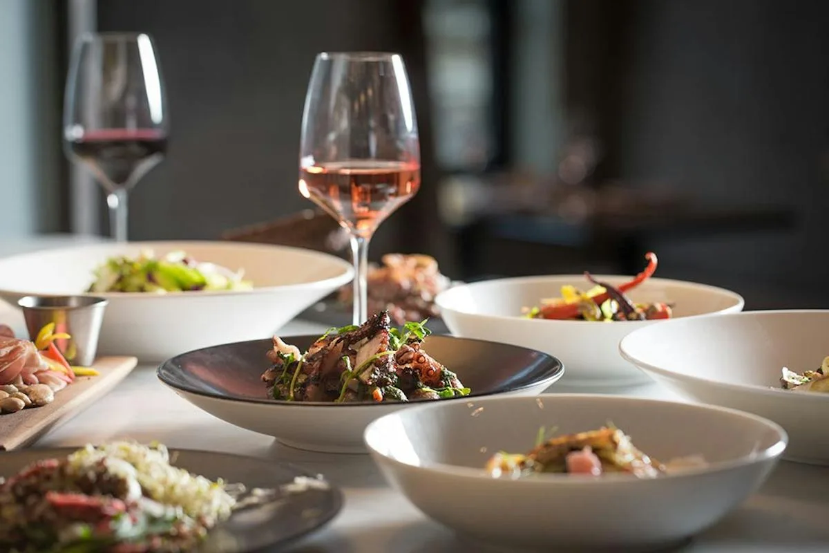 Ella Elli: Restaurant Photograph