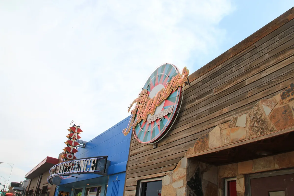 Flippers Tavern Restaurant Photo