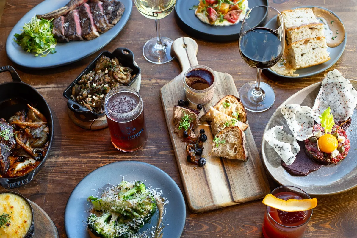 Blue Hound Kitchen & Cocktails: Restaurant Photograph