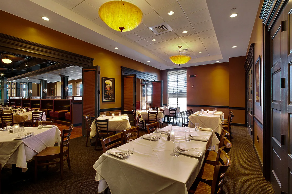 Table 100: Restaurant Photograph
