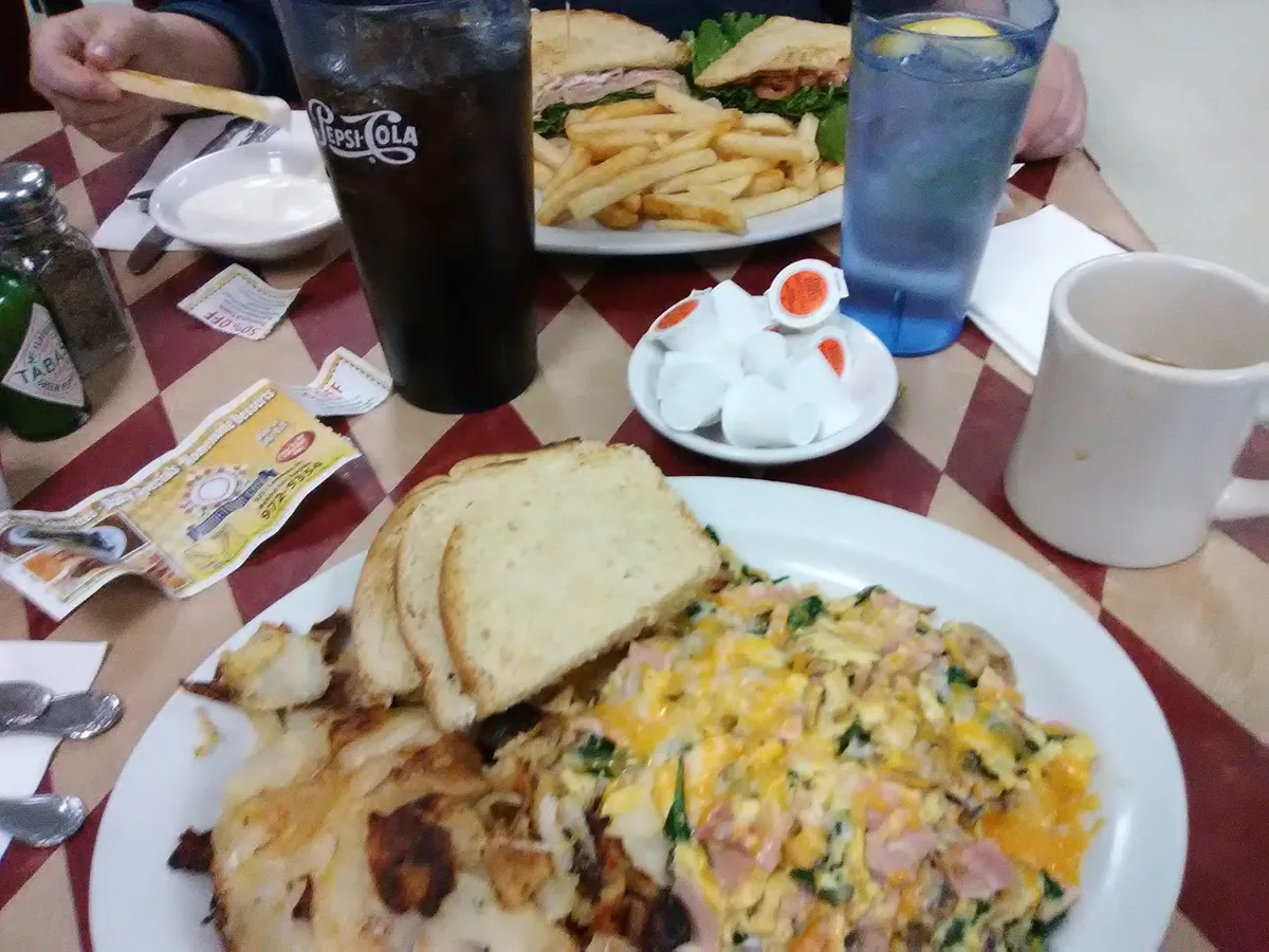 Hometown Café: Restaurant Food And Dining Photo