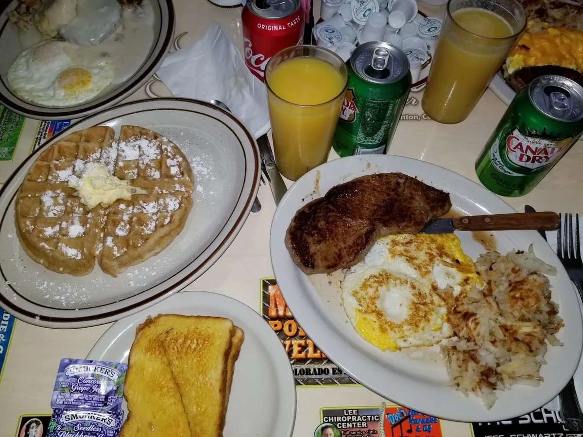 Lisa's Place: Restaurant Food And Dining Photo