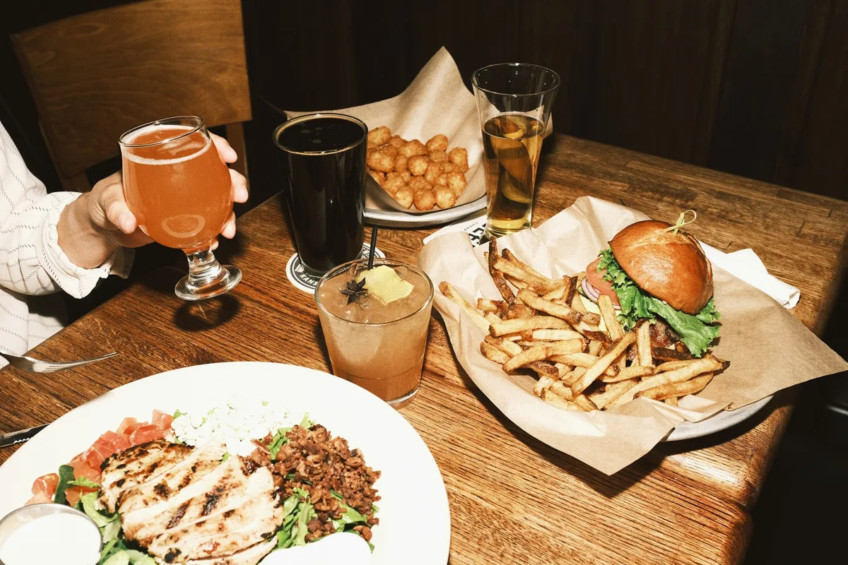 Deluxe Bar & Grill: Restaurant Photograph