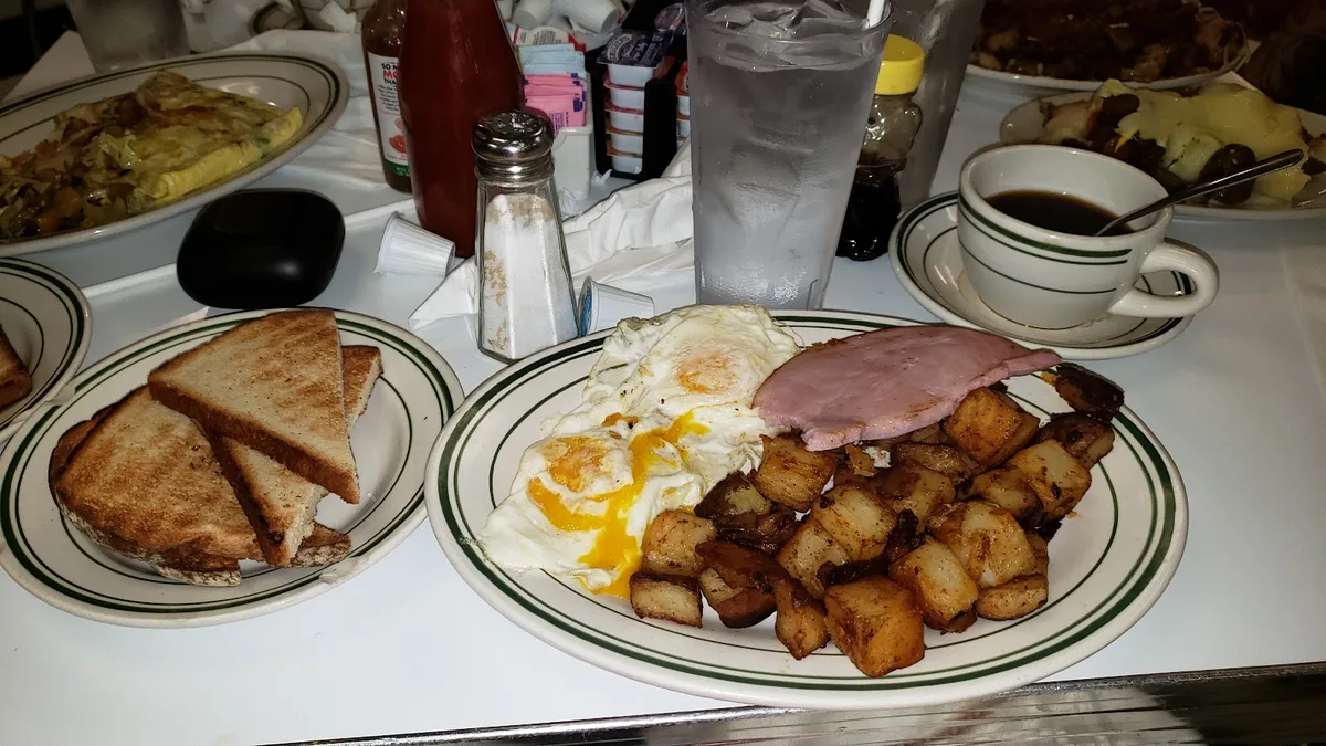 Louie's Cafe: Restaurant Photograph