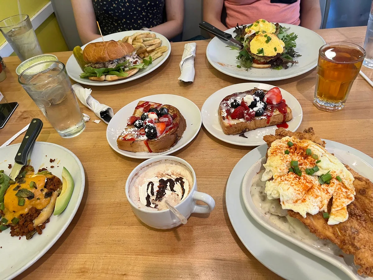 Eggsquisite Cafe: Restaurant Photograph