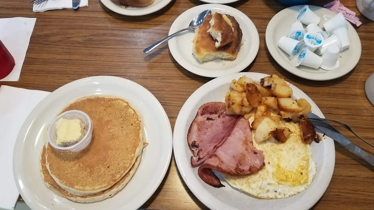 Strawn's Eat Shop: Restaurant Photograph