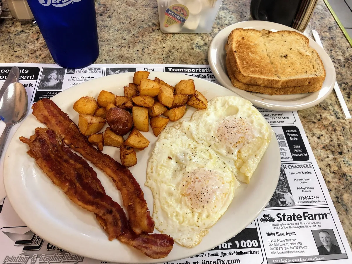 Linda's Cafe: Restaurant Food And Dining Photo