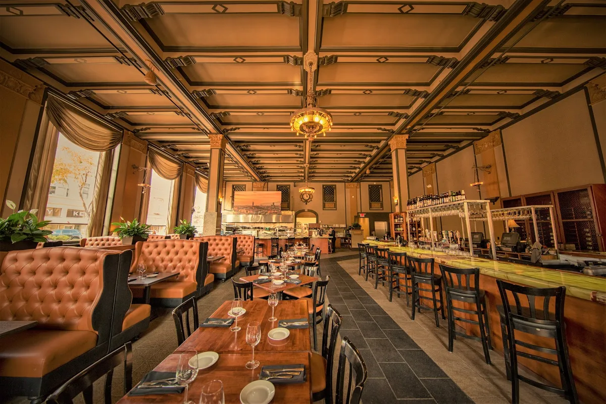 201 Main: Restaurant Photograph