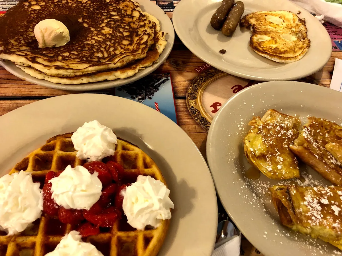 Ronnie's Cafe: Restaurant Food And Dining Photo