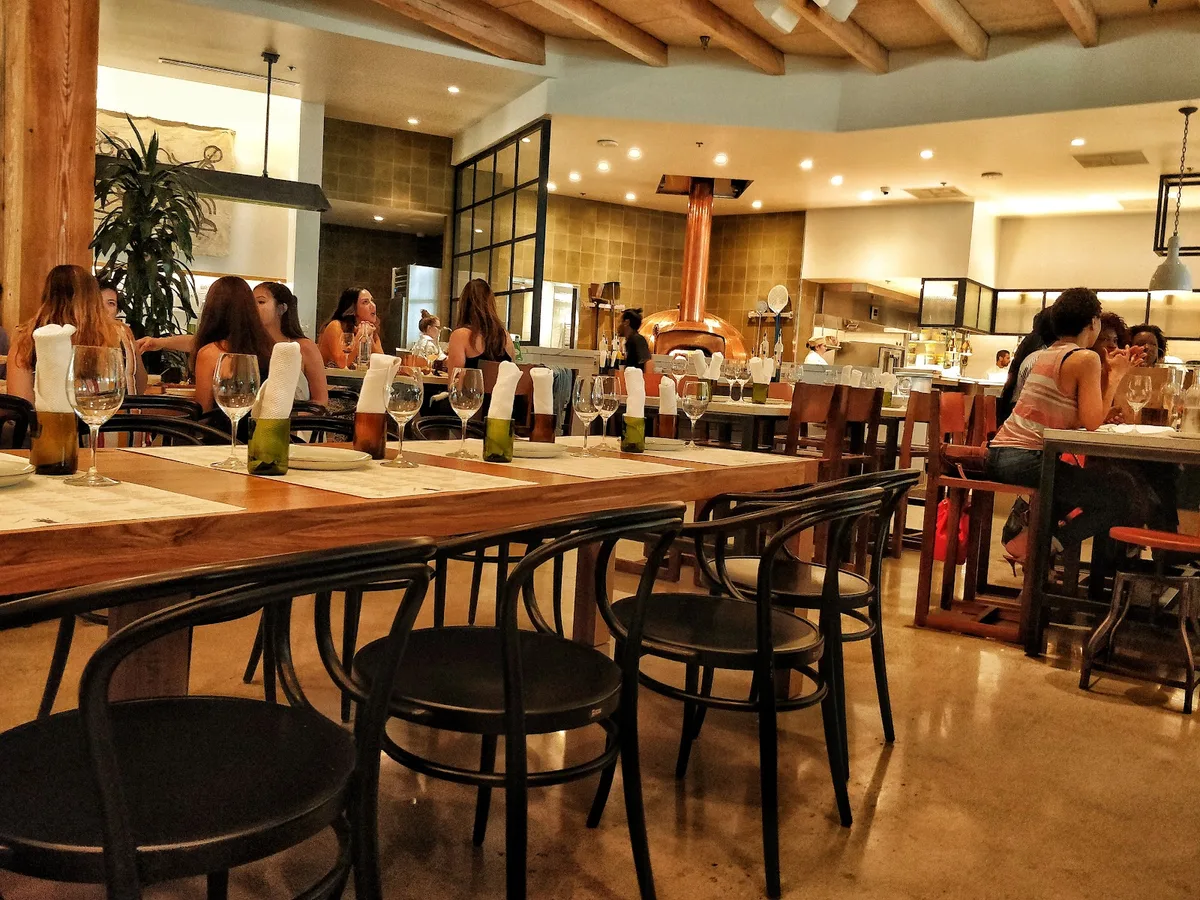 Sixty Vines: Restaurant Photograph