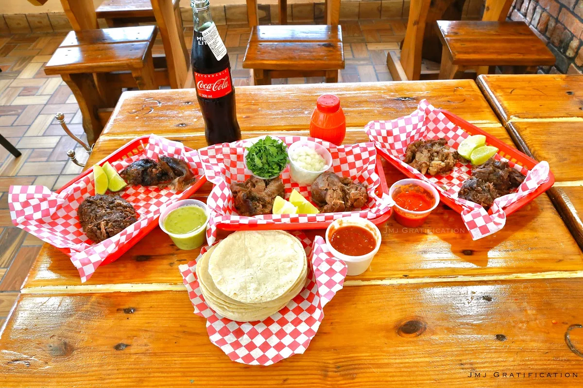 Vera's Backyard Bar-B-Que: Restaurant Photograph