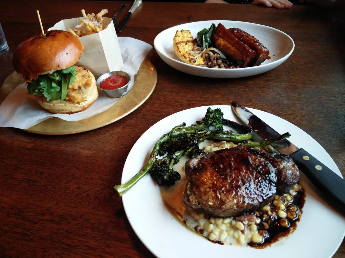 Flying Pig Pub & Kitchen: Restaurant Food And Dining Photo