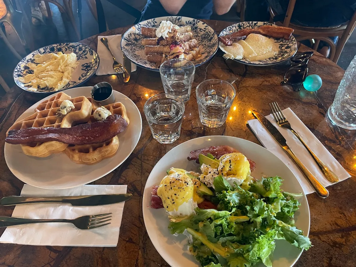Southern Roots Blooms Bubbly & Brunch: Restaurant Photograph