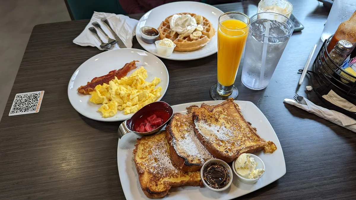 Broken Yolk Cafe: Restaurant Photograph