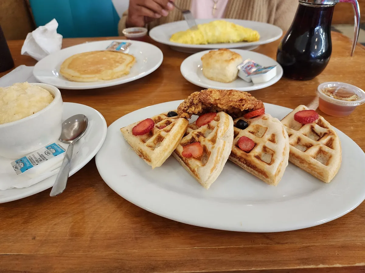 Brent's Drugs: Restaurant Photograph