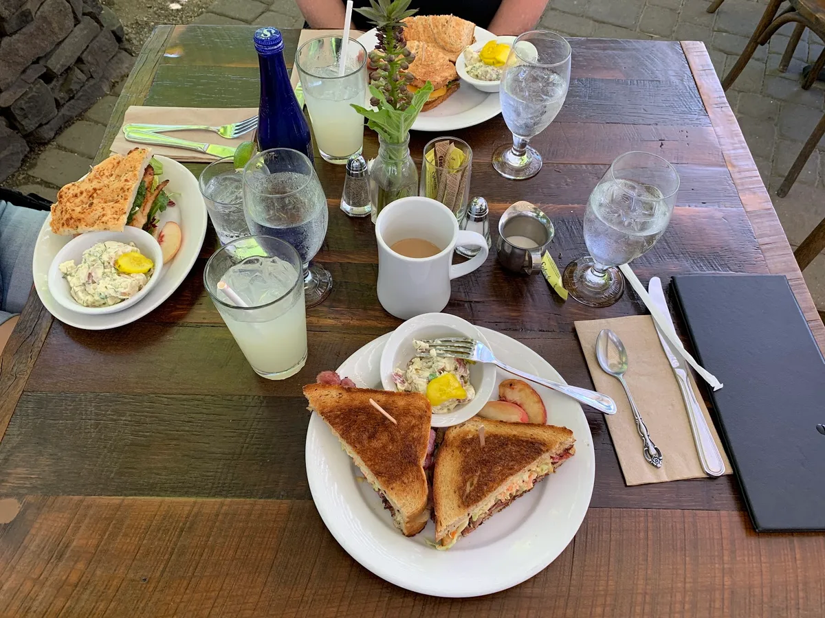 High-Hand Cafe: Restaurant Photograph