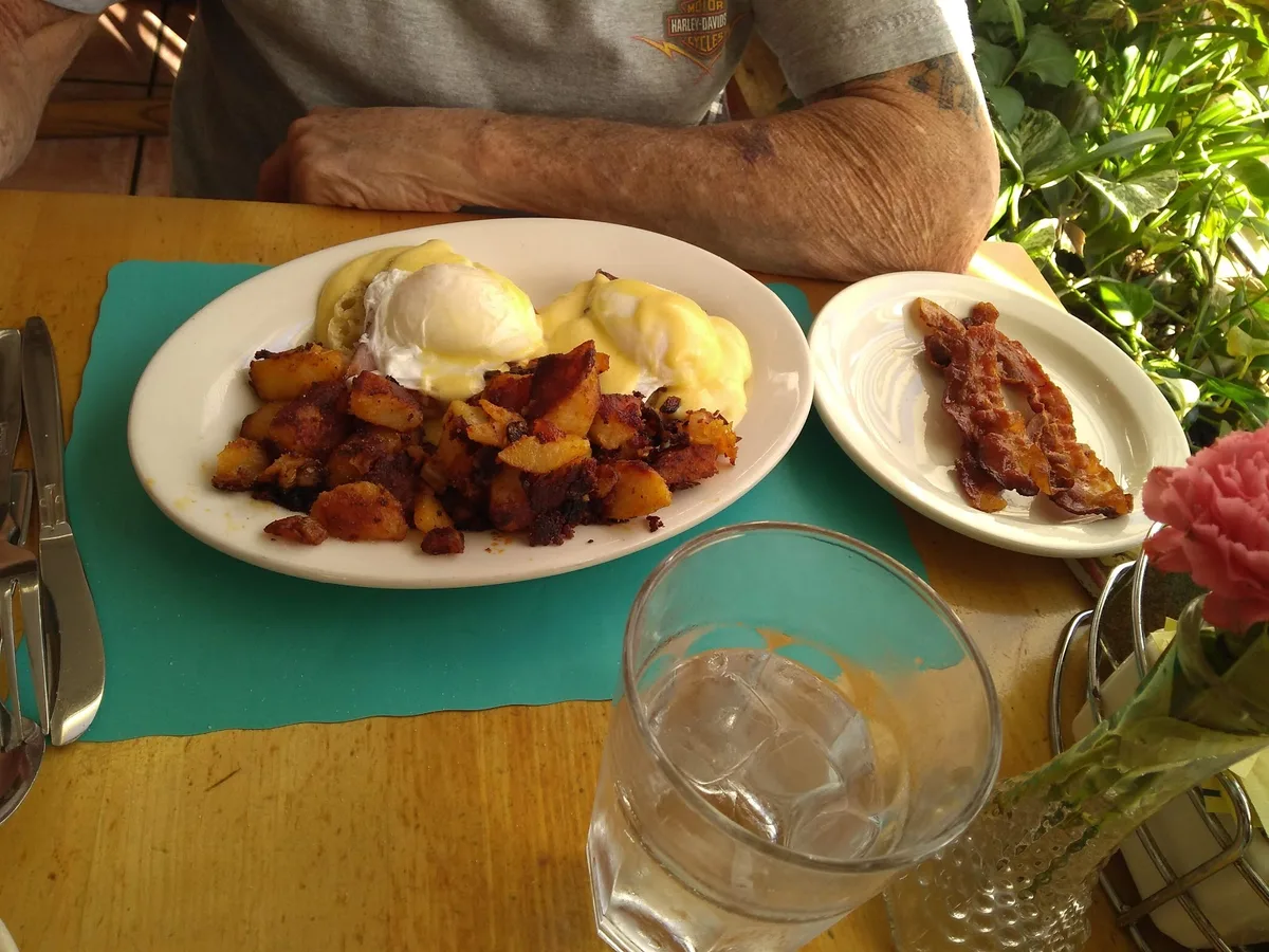 Table Talk Restaurant: Restaurant Food And Dining Photo