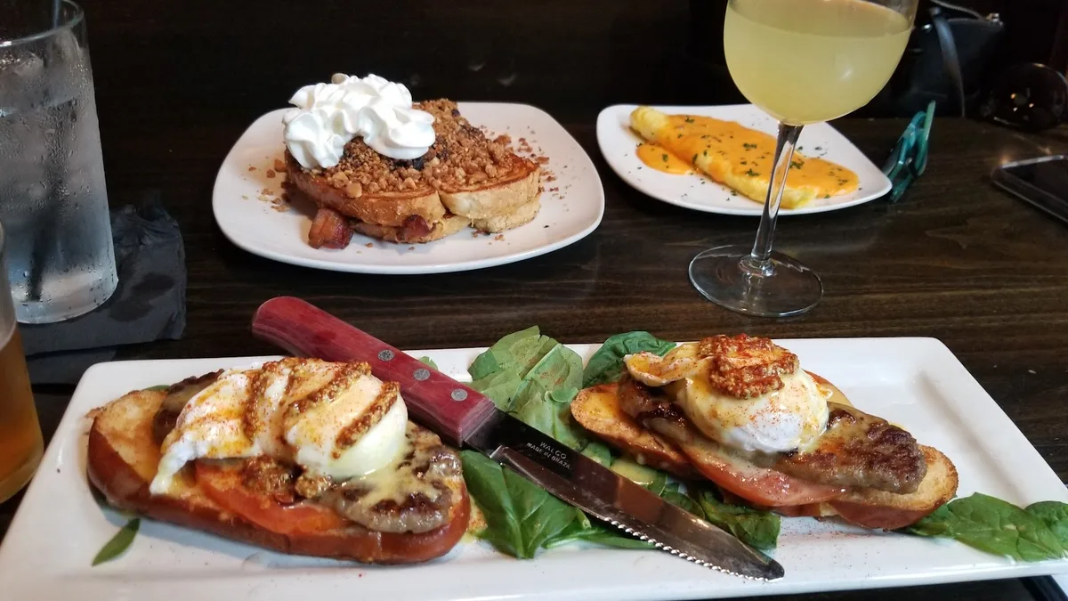 SpeakEZ Lounge: Restaurant Photograph