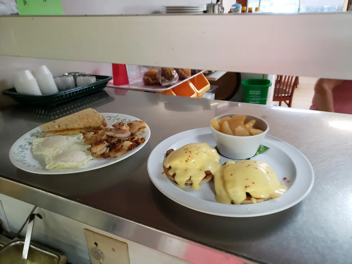 Joey's Cafe: Restaurant Food And Dining Photo