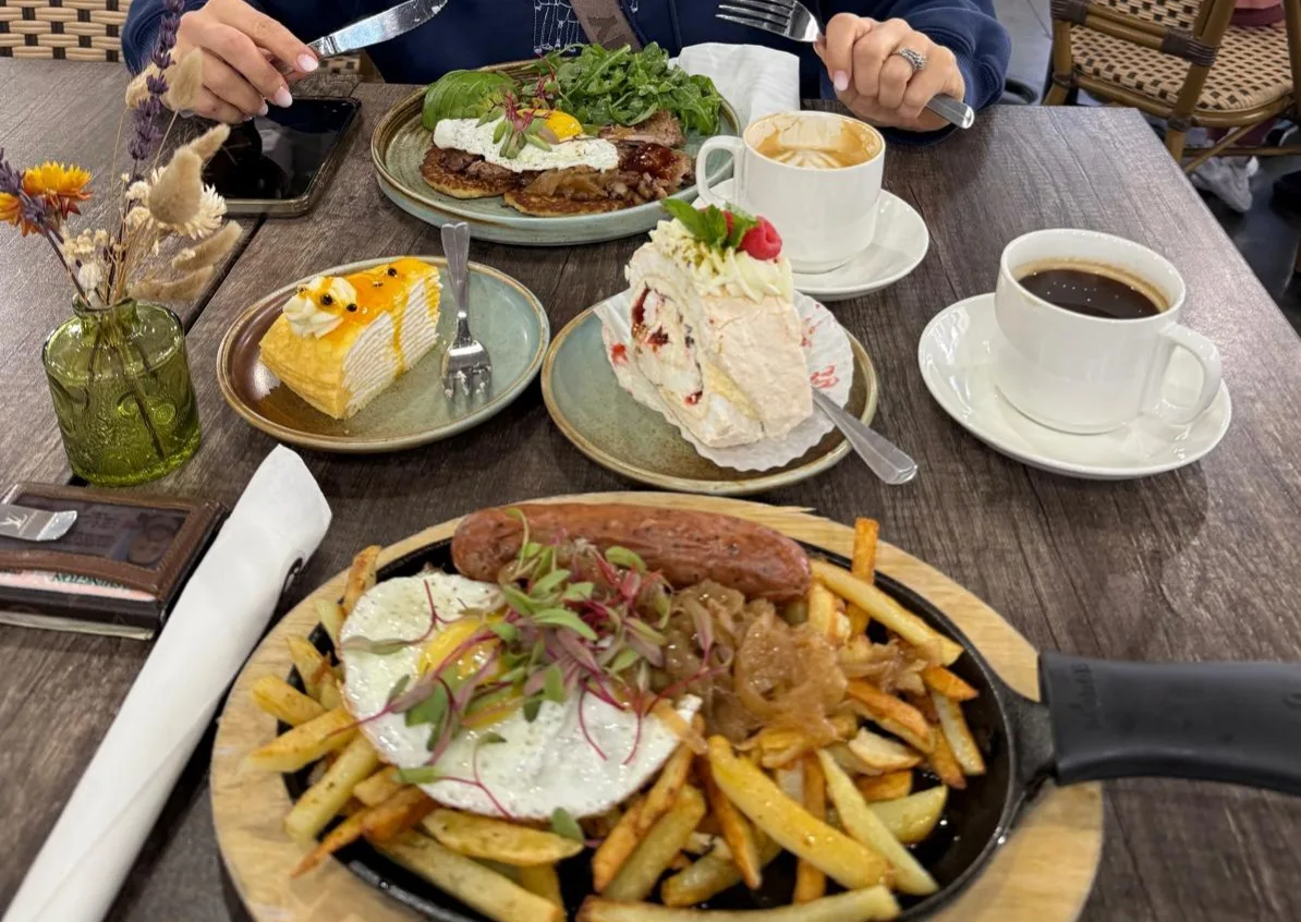 Elena's Cafe: Restaurant Photograph