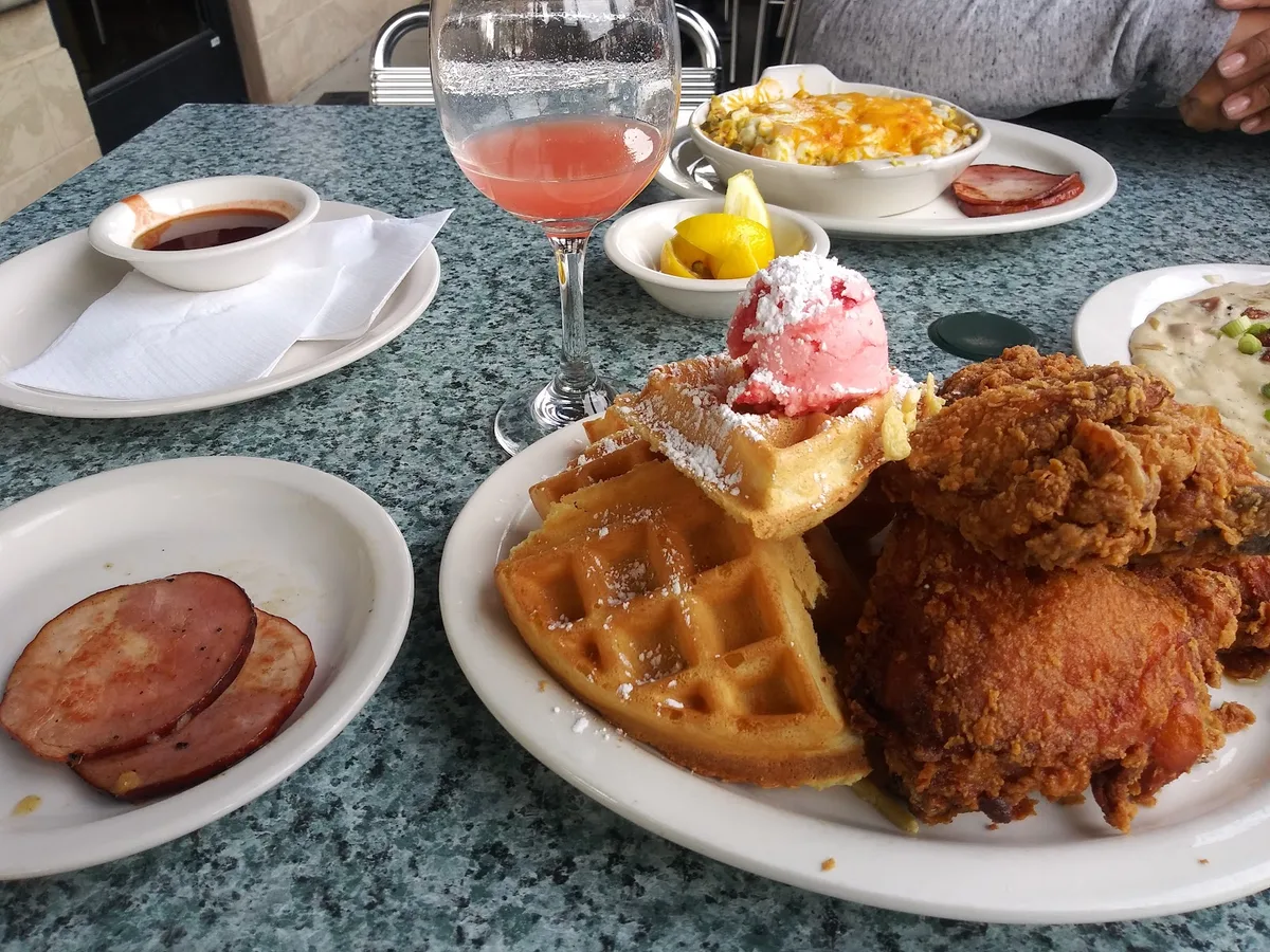 Metro Diner: Restaurant Photograph