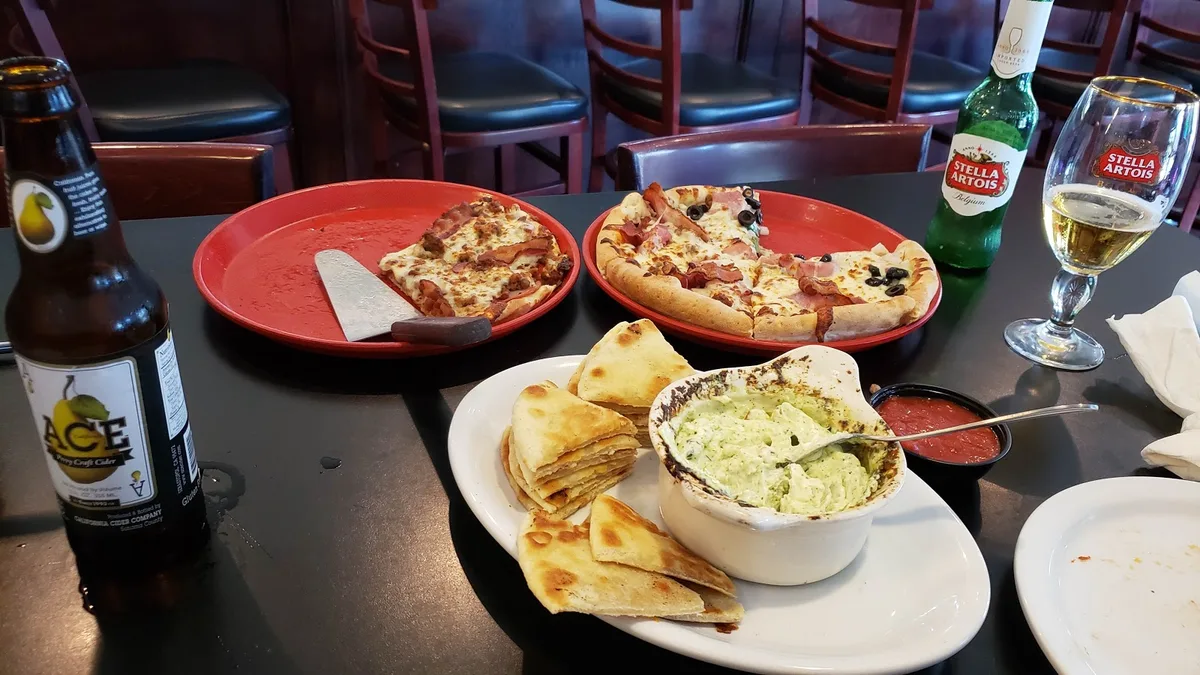 Minsky's Pizza: Restaurant Food And Dining Photo